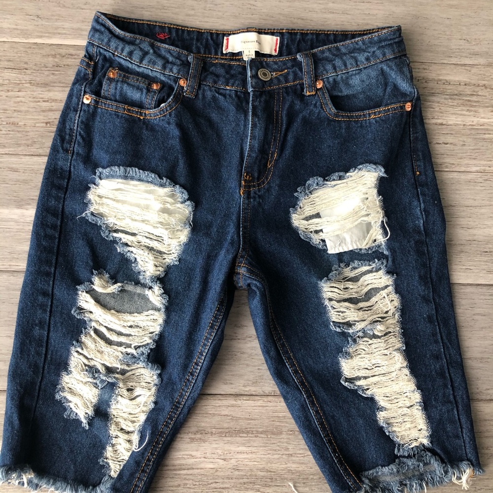 Signature Eight  kneed Jean Shorts Size S